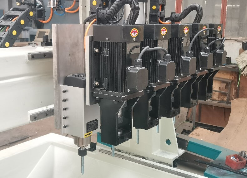 客戶定制的雙排五軸榫槽機(jī)，一排銑槽一排方孔